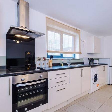 Cozy 1 Bedroom Apartment, Prime Location , Free Parking Manchester Bagian luar foto