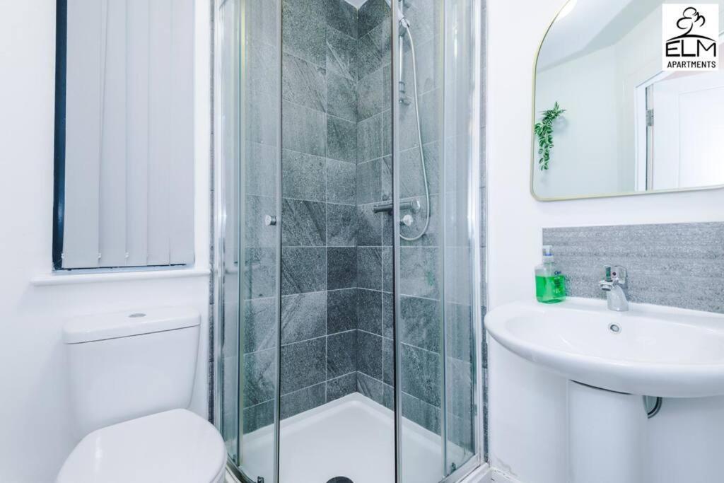 Cozy 1 Bedroom Apartment, Prime Location , Free Parking Manchester Bagian luar foto