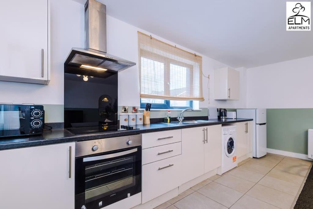 Cozy 1 Bedroom Apartment, Prime Location , Free Parking Manchester Bagian luar foto
