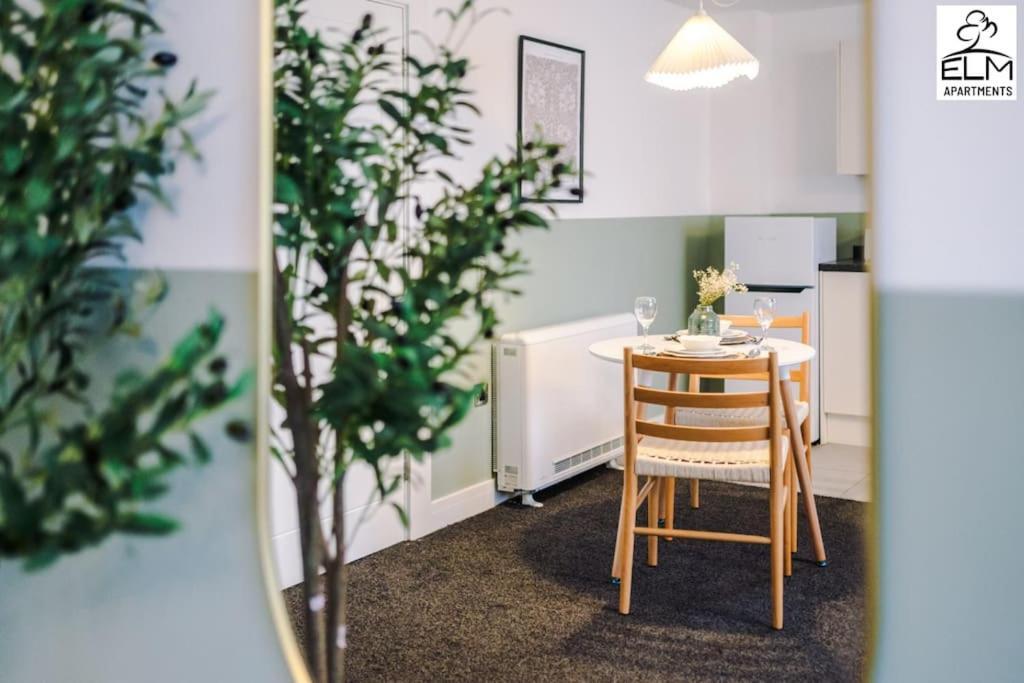 Cozy 1 Bedroom Apartment, Prime Location , Free Parking Manchester Bagian luar foto