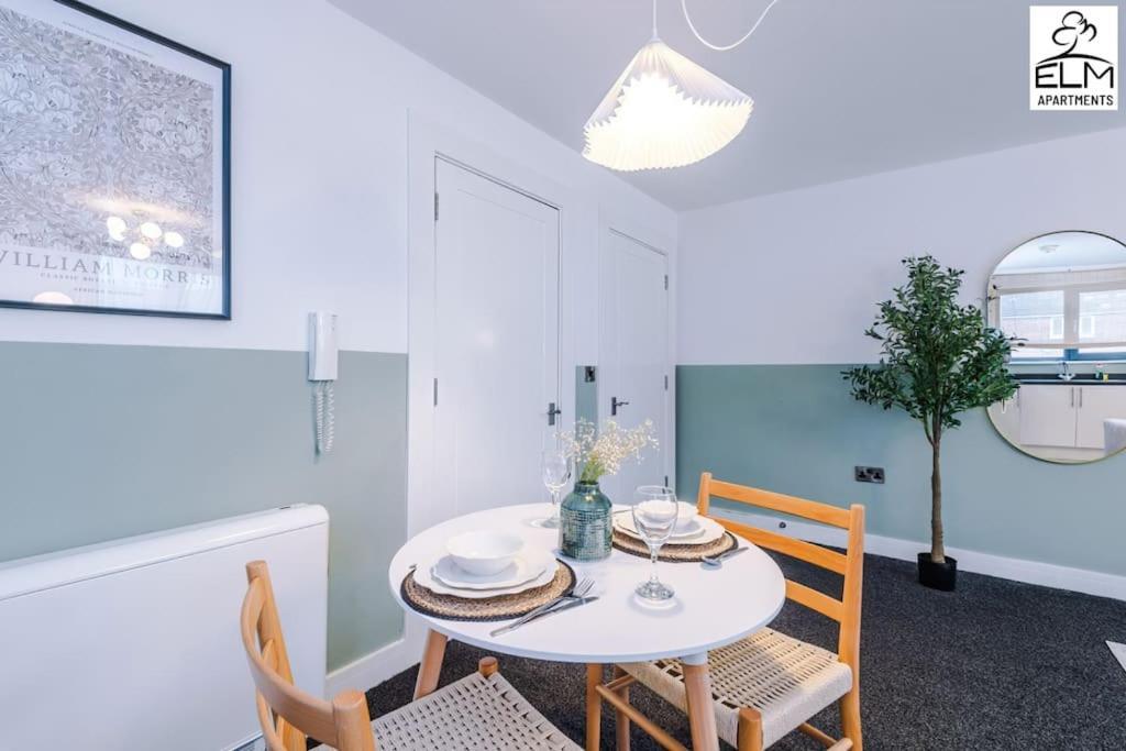 Cozy 1 Bedroom Apartment, Prime Location , Free Parking Manchester Bagian luar foto