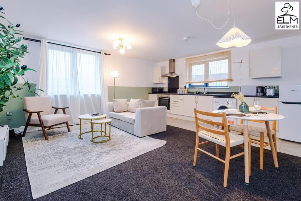 Cozy 1 Bedroom Apartment, Prime Location , Free Parking Manchester Bagian luar foto
