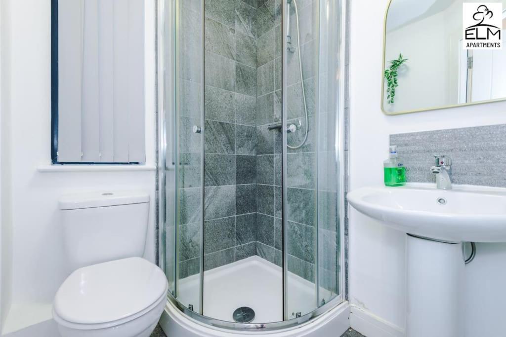 Cozy 1 Bedroom Apartment, Prime Location , Free Parking Manchester Bagian luar foto